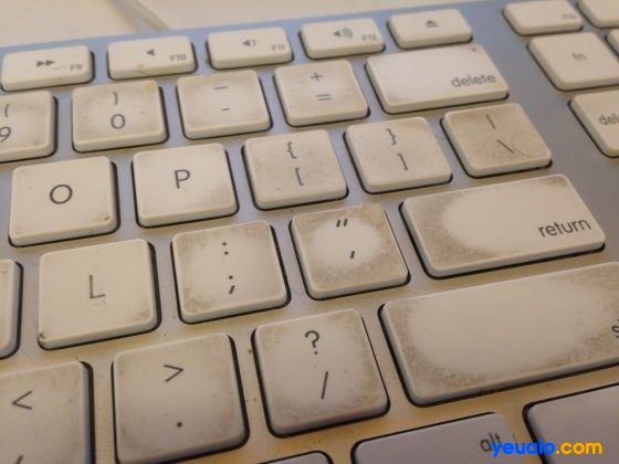 Các phím bấm của laptop có thể bị kẹt do tác động bên ngoài
